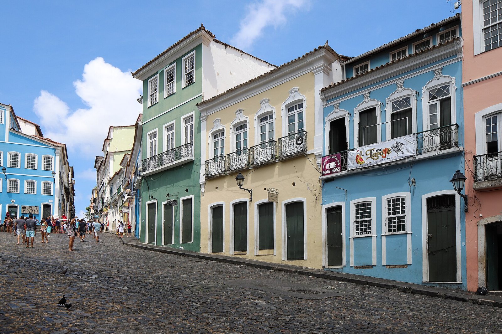 Casarões coloridos e rua de paralelepípedos no Pelourinho, em Salvador