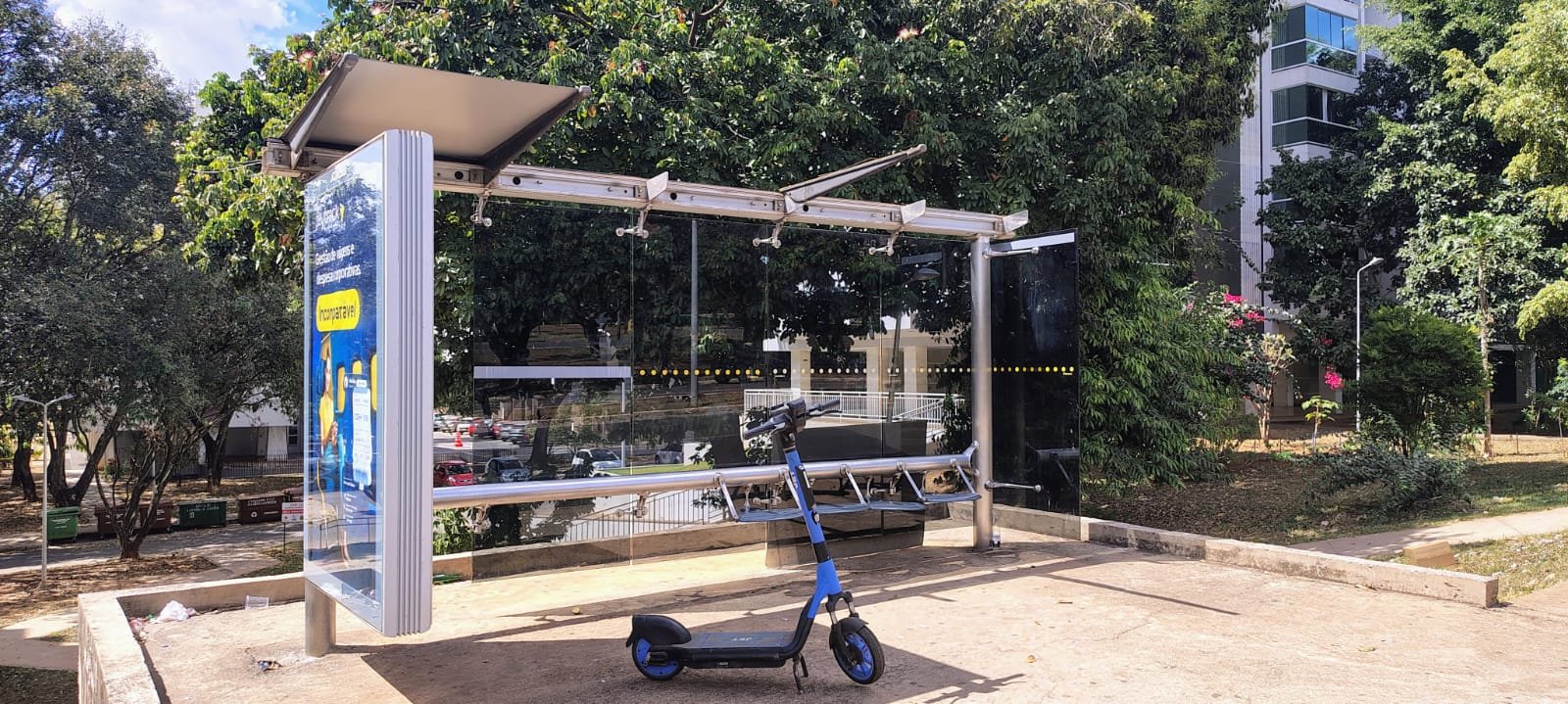 Abrigo de parada de ônibus com estrutura de vidro no Eixo L, na 215 Norte
