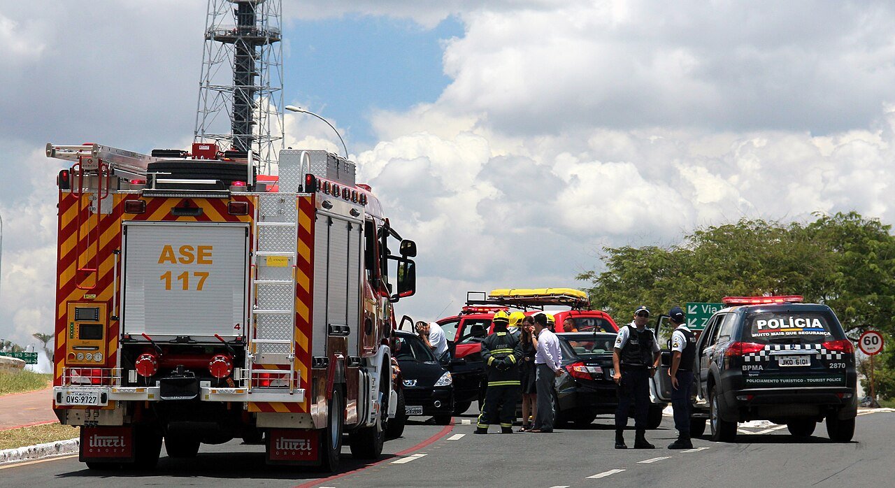 Viaturas do Corpo de Bombeiros e da Polícia Militar atendem ocorrência de acidente de trânsito em via do Distrito Federal