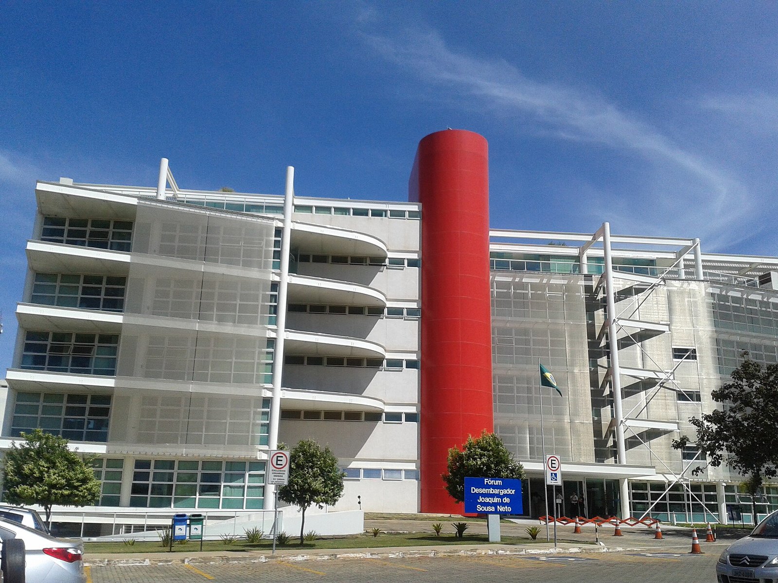 Fachada do Fórum Desembargador Joaquim de Sousa Neto, unidade do TJDFT, com torre vermelha e bandeira do DF