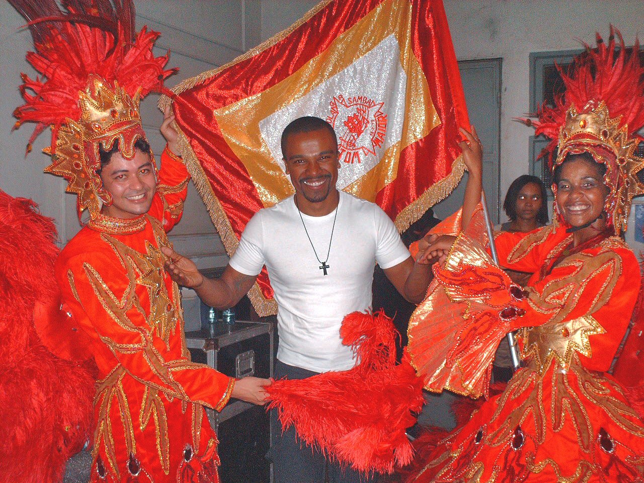 O cantor Alexandre Pires ao lado de integrantes de escola de samba