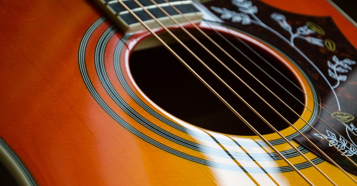 Detalhe das cordas e da boca de um violão acústico