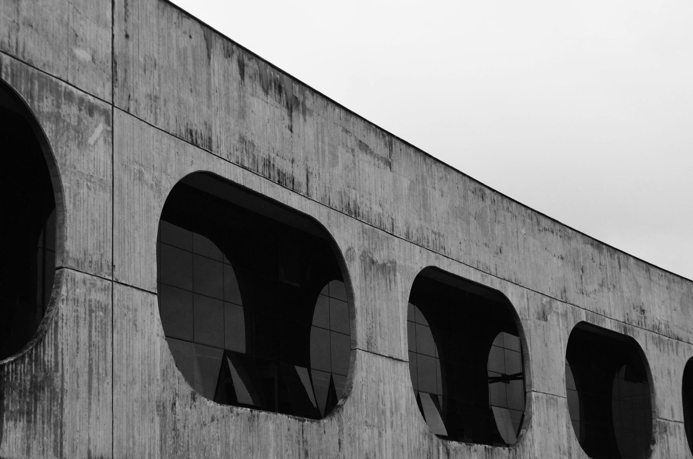 Detalhe da fachada do Centro Cultural Banco do Brasil em Brasília, em preto e branco