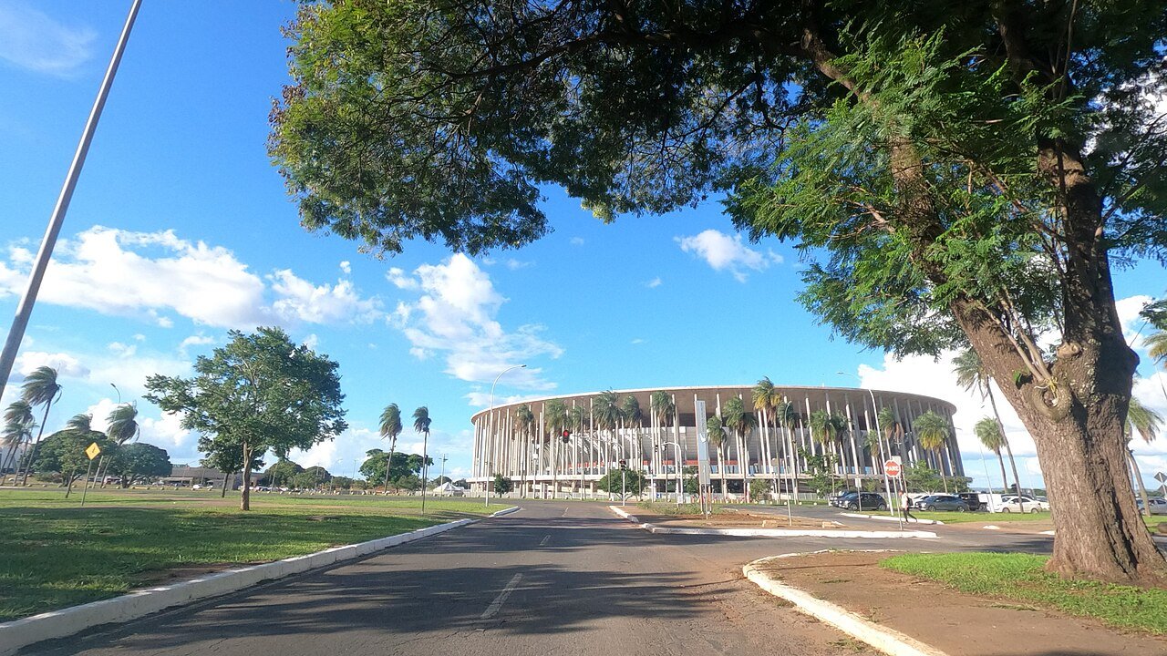 Vista externa da Arena BRB Mané Garrincha, em Brasília, em dia de céu azul