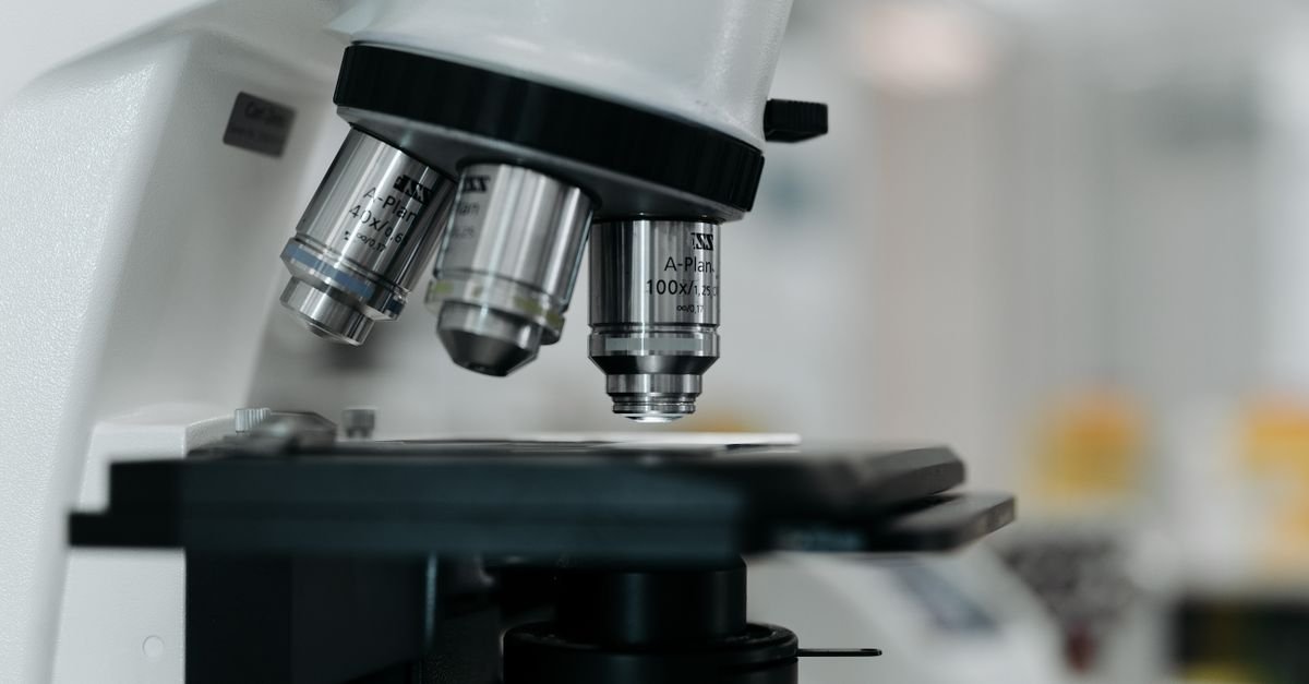 Objetivas de microscópio em close, em ambiente de laboratório