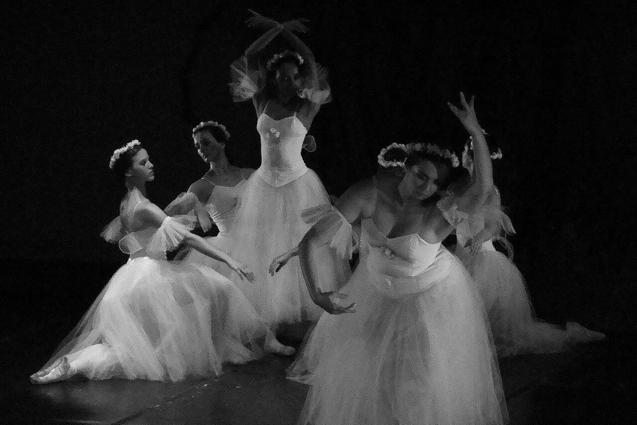Bailarinas em cena de balé clássico no palco do Teatro Nacional Cláudio Santoro, em foto em preto e branco
