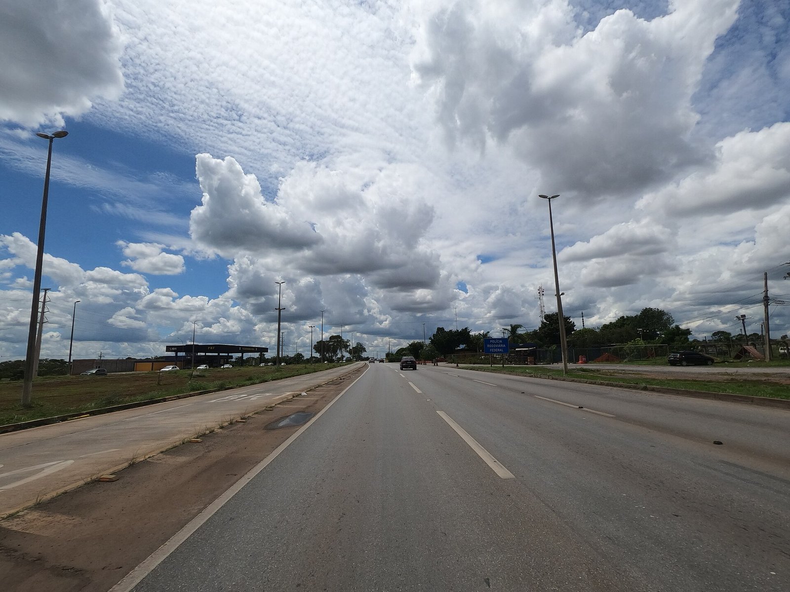 Pista da BR-040 no Distrito Federal, com posto da Polícia Rodoviária Federal ao lado da rodovia
