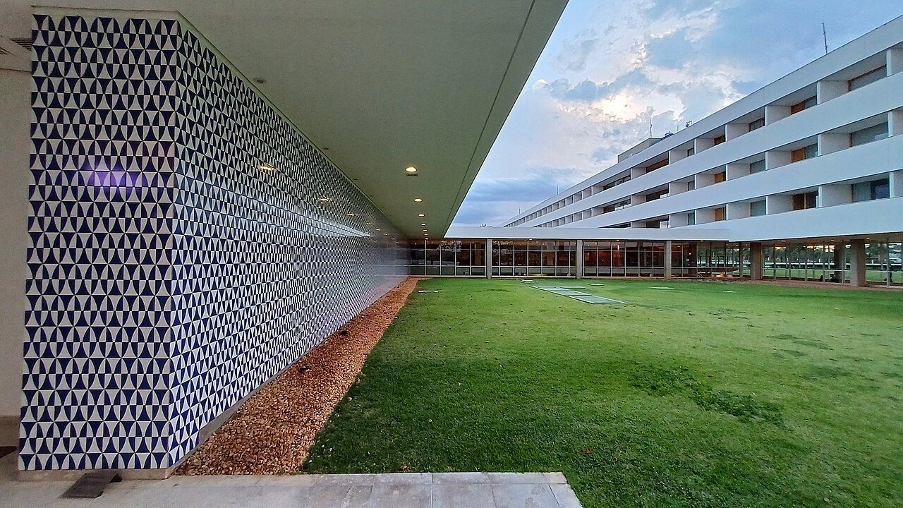 Fachada do Brasília Palace, hotel do Lago Sul onde foi entregue o Prêmio Encontro Gastrô 2026, com painel de azulejos azuis e brancos e gramado em frente