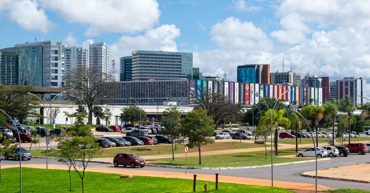 Vista de prédios comerciais e hotéis de Brasília em dia de céu azul
