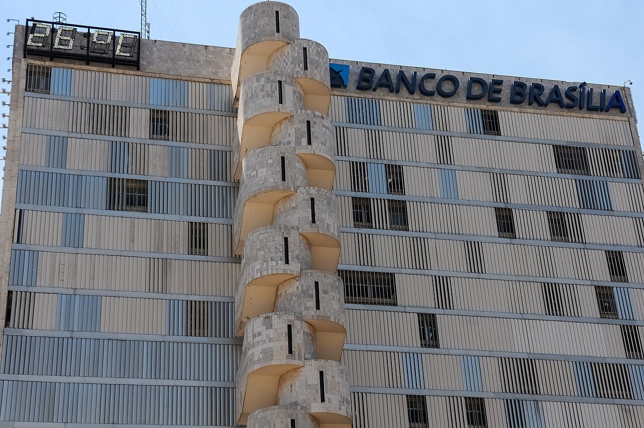 Fachada do edifício sede do Banco de Brasília com o letreiro do banco no alto do prédio