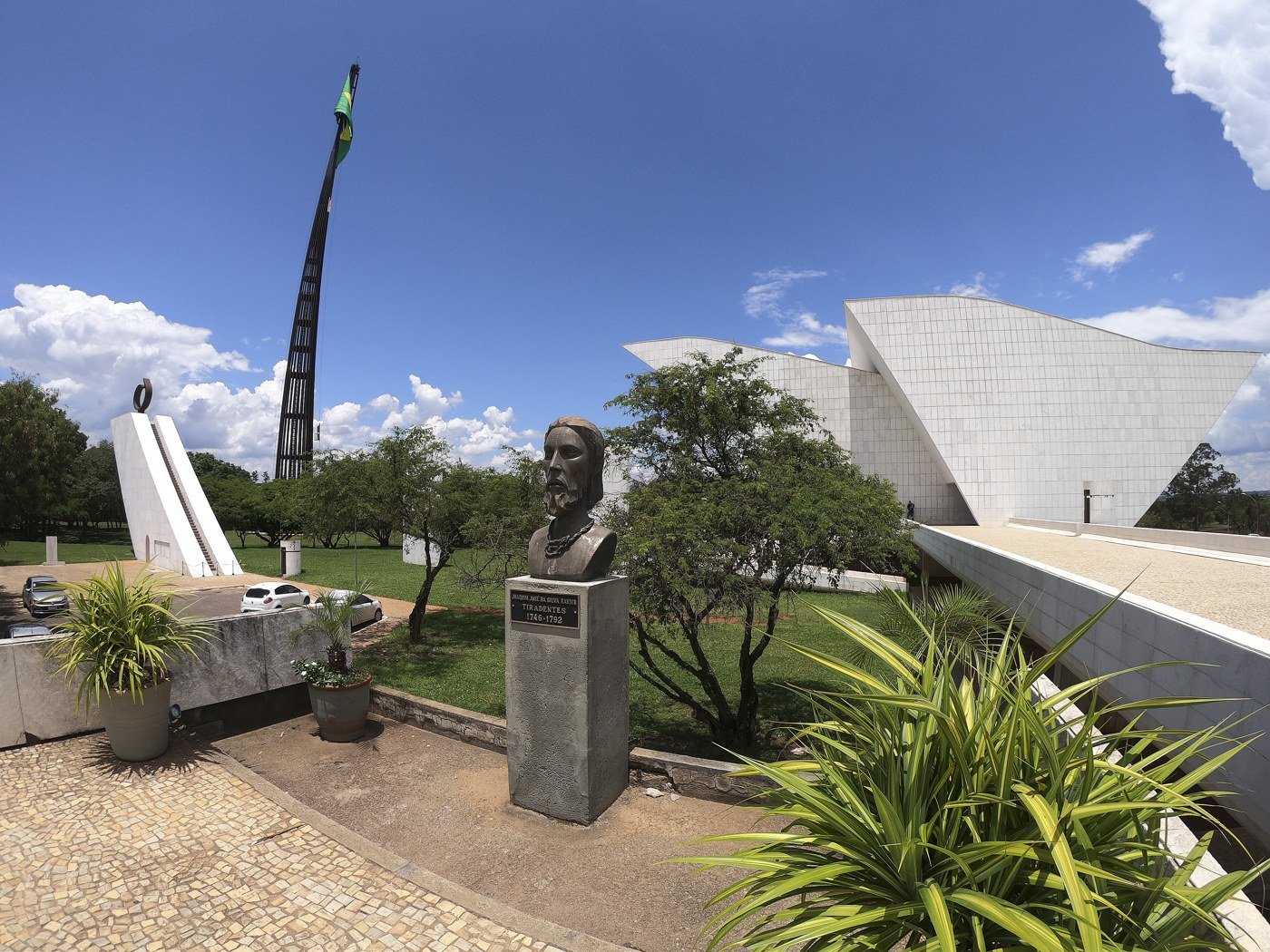 Mastro da Bandeira Nacional e Panteão da Pátria, na Praça dos Três Poderes, em Brasília
