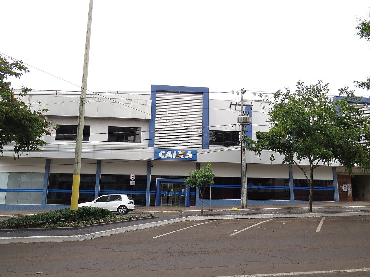 Fachada de uma agência da Caixa Econômica Federal vista da rua