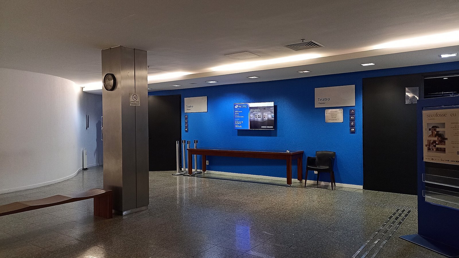 Foyer da CAIXA Cultural Brasília, com as portas de acesso ao teatro sinalizadas
