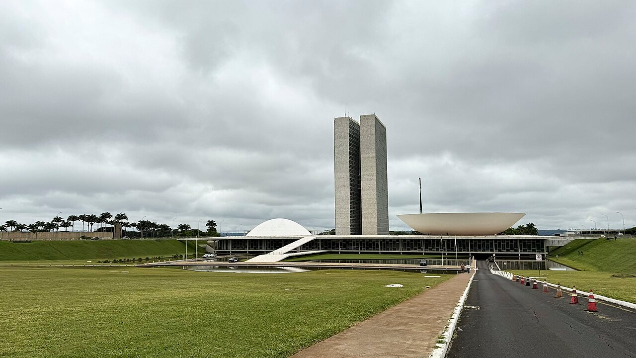 Congresso Nacional visto da Esplanada dos Ministérios, com as duas torres e as cúpulas do Senado e da Câmara