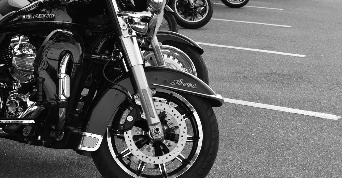 Motocicletas estacionadas em fila em uma rua, em foto em preto e branco