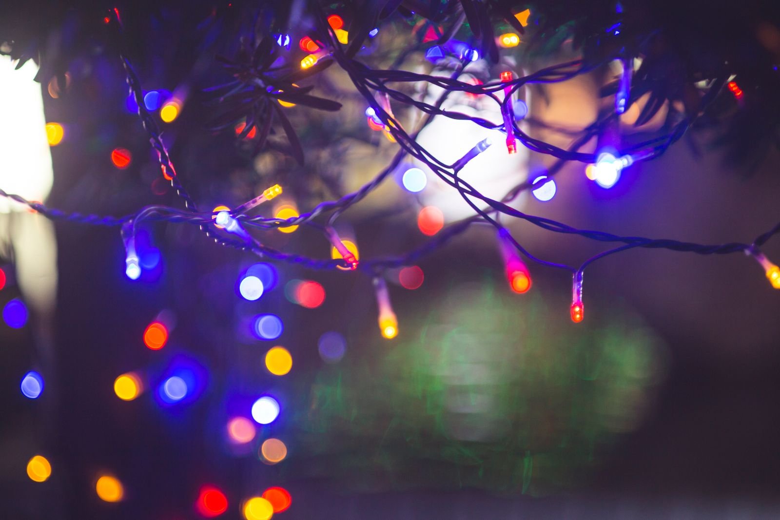Fio de luzes de Natal coloridas acesas à noite, em foto de arquivo ilustrativa