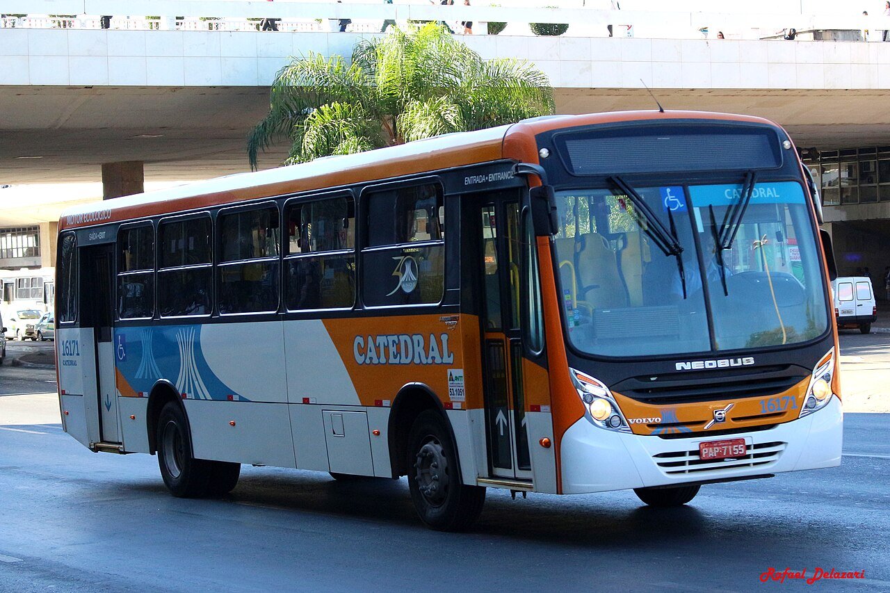 Ônibus do transporte público do Distrito Federal com símbolo de acessibilidade em circulação na Rodoviária do Plano Piloto