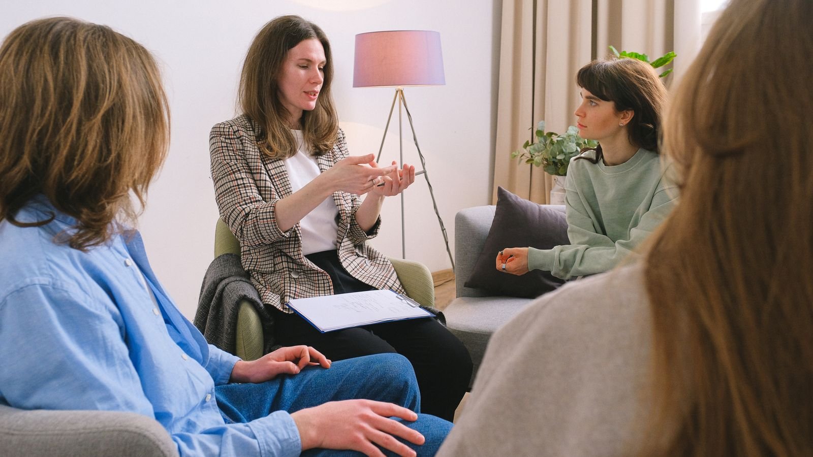 Roda de conversa em grupo de apoio, simbolizando o atendimento psicossocial da Casa da Mae Atipica