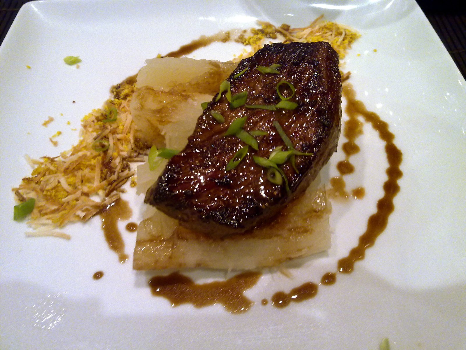 Picanha grelhada com farofa de coco queimado sobre aipim cozido, em prato branco quadrado (foto ilustrativa de arquivo, não é do Caseratto)