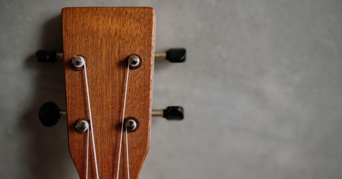 Braço e cravelhas de um cavaquinho de madeira em close