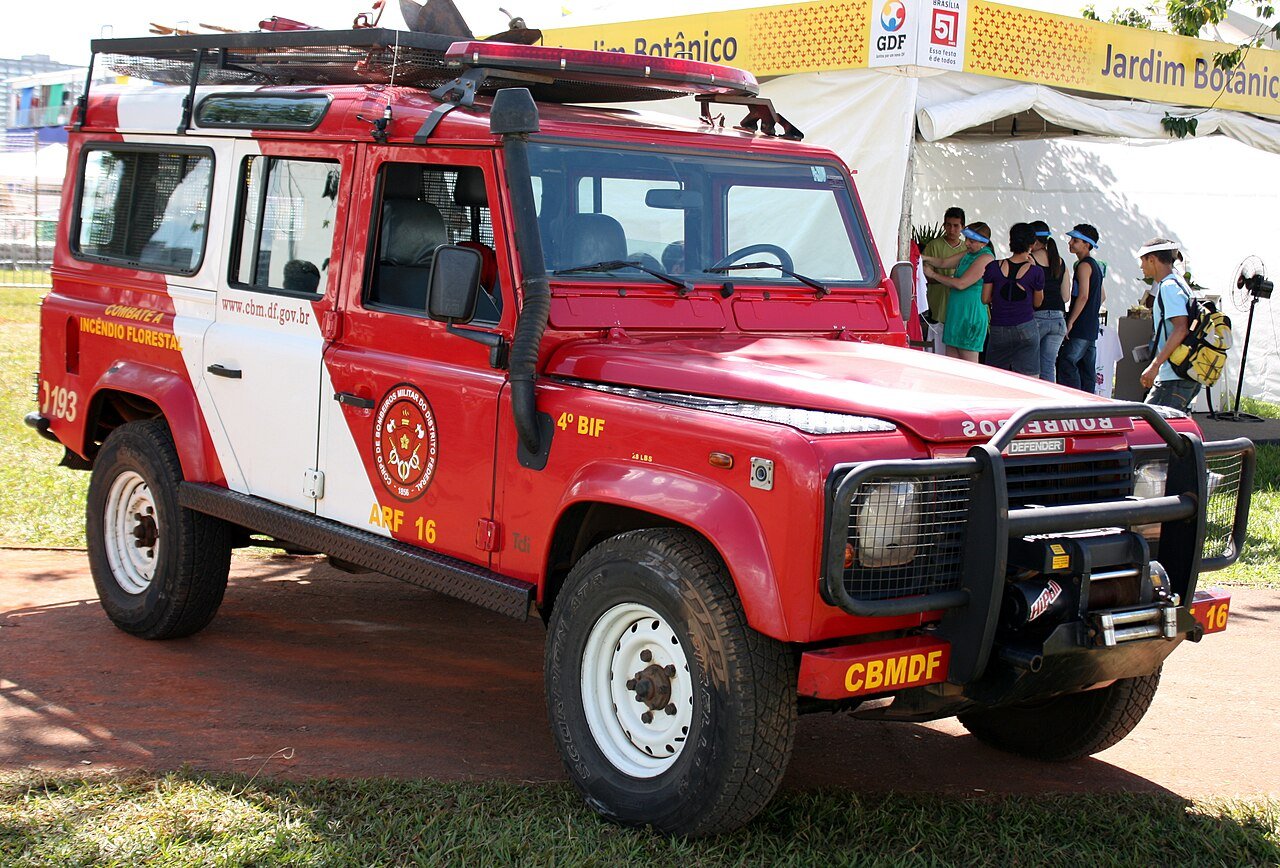 Viatura vermelha do Corpo de Bombeiros Militar do DF com a inscrição combate a incêndio florestal