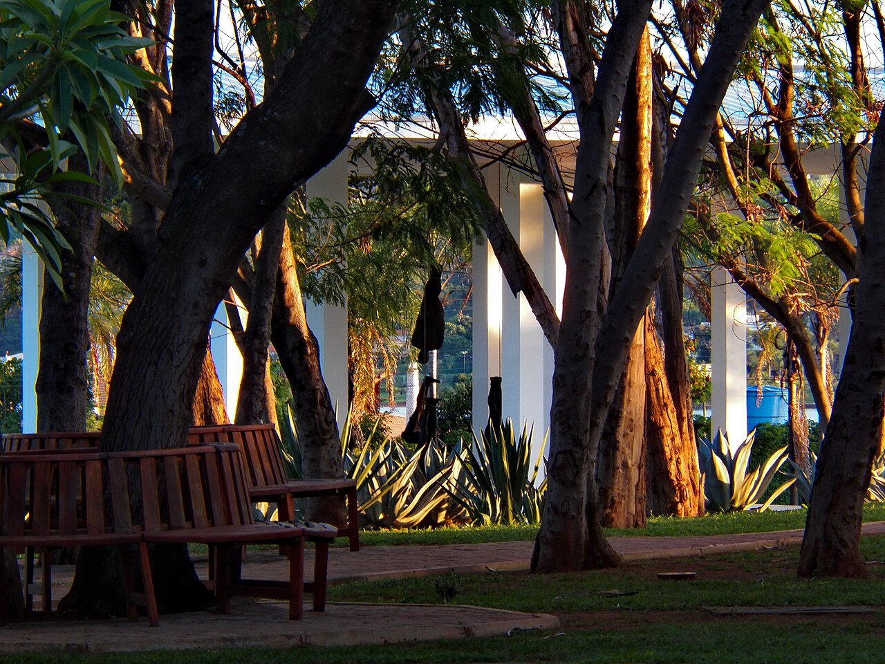 Jardins arborizados do Centro Cultural Banco do Brasil em Brasília ao entardecer