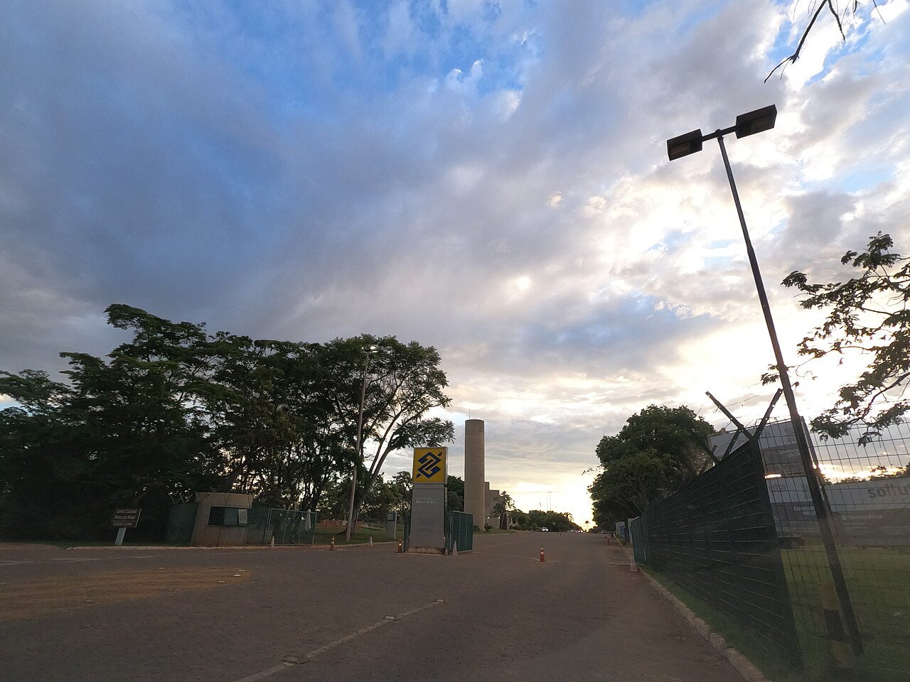 Entrada do Centro Cultural Banco do Brasil, no Setor de Clubes Esportivos Sul, em Brasília, ao entardecer