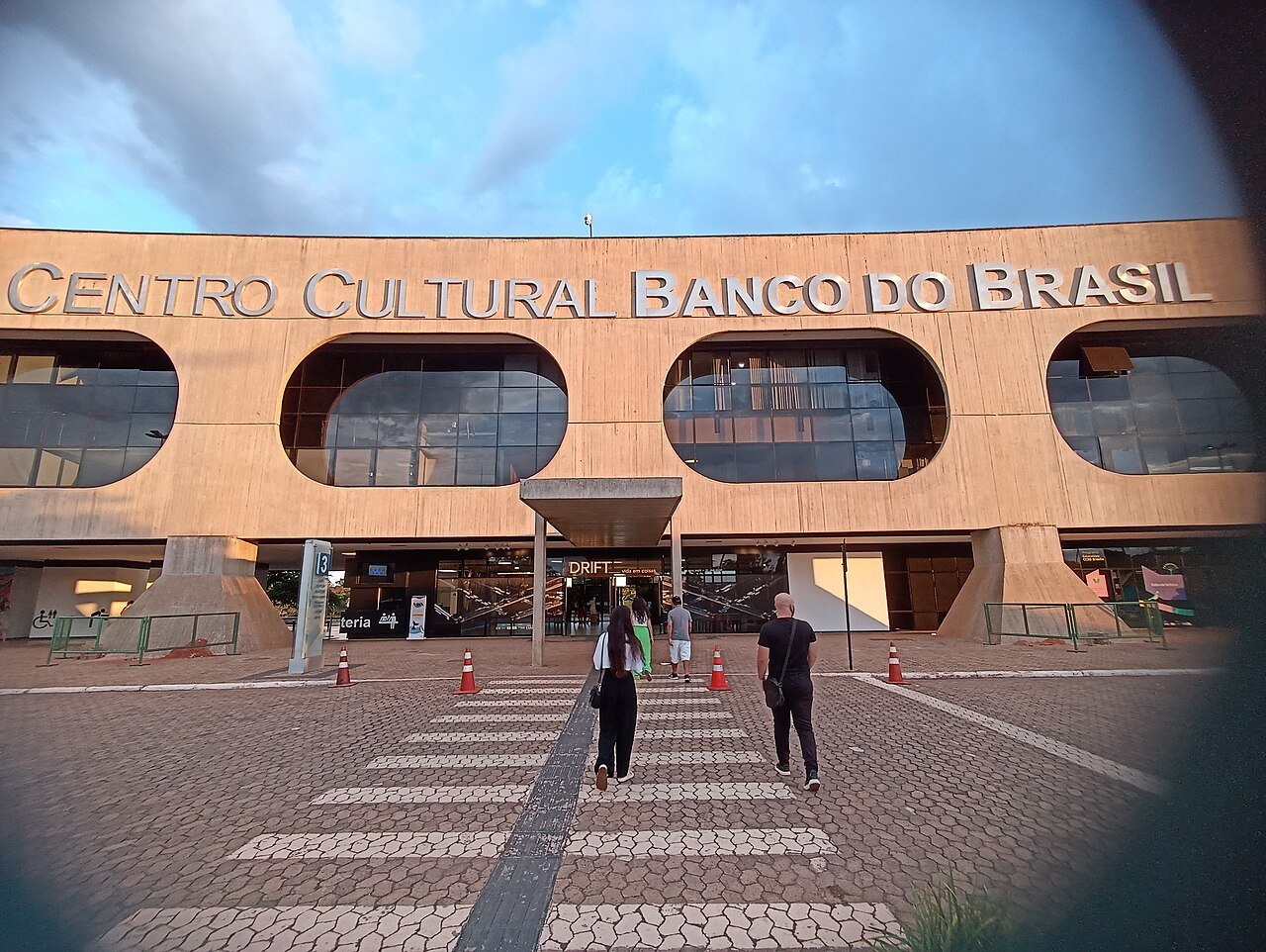 Fachada do Centro Cultural Banco do Brasil em Brasília, com público atravessando a faixa de pedestres