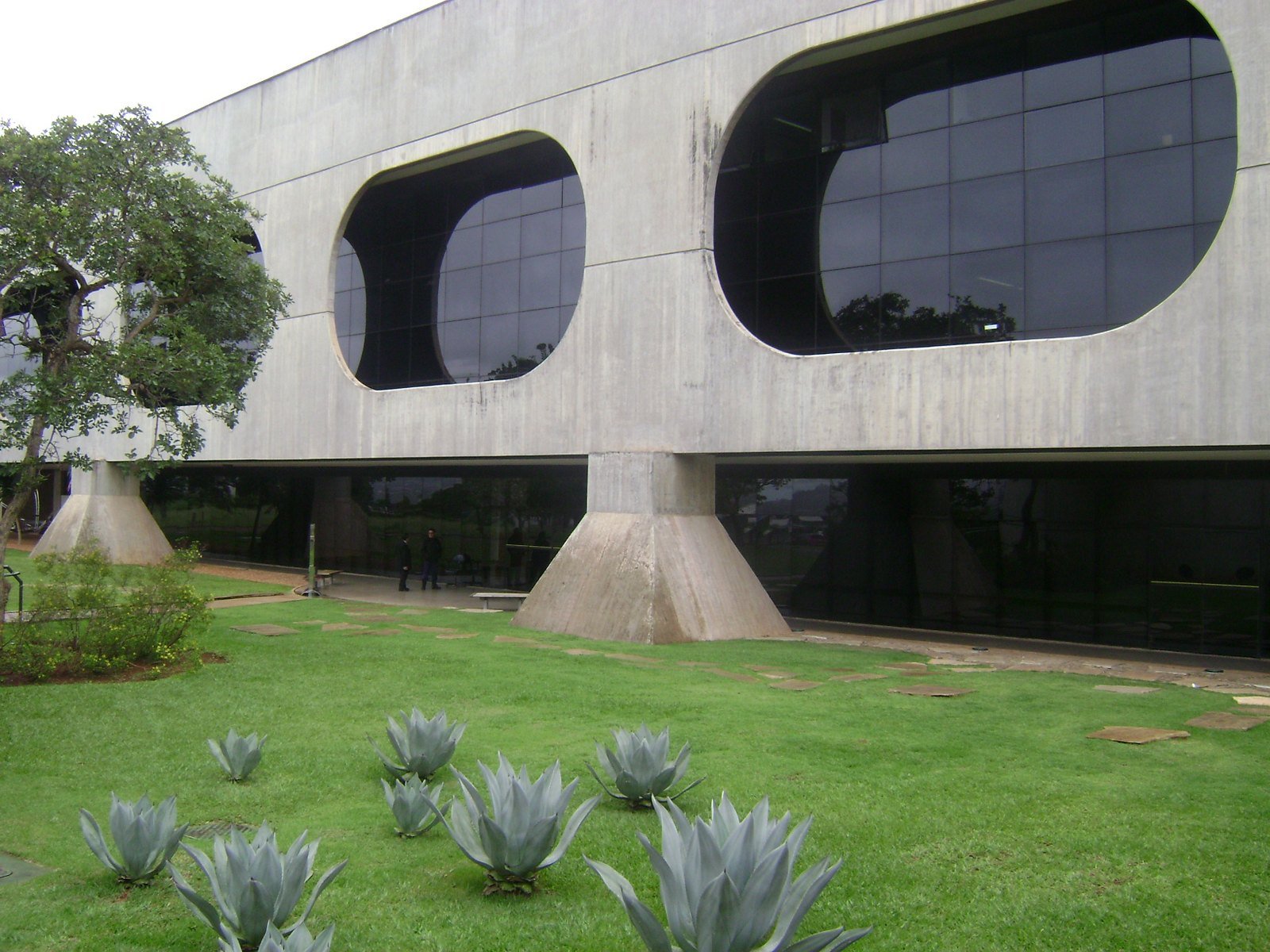 Fachada do Centro Cultural Banco do Brasil de Brasília com os vãos ovais e o jardim em primeiro plano
