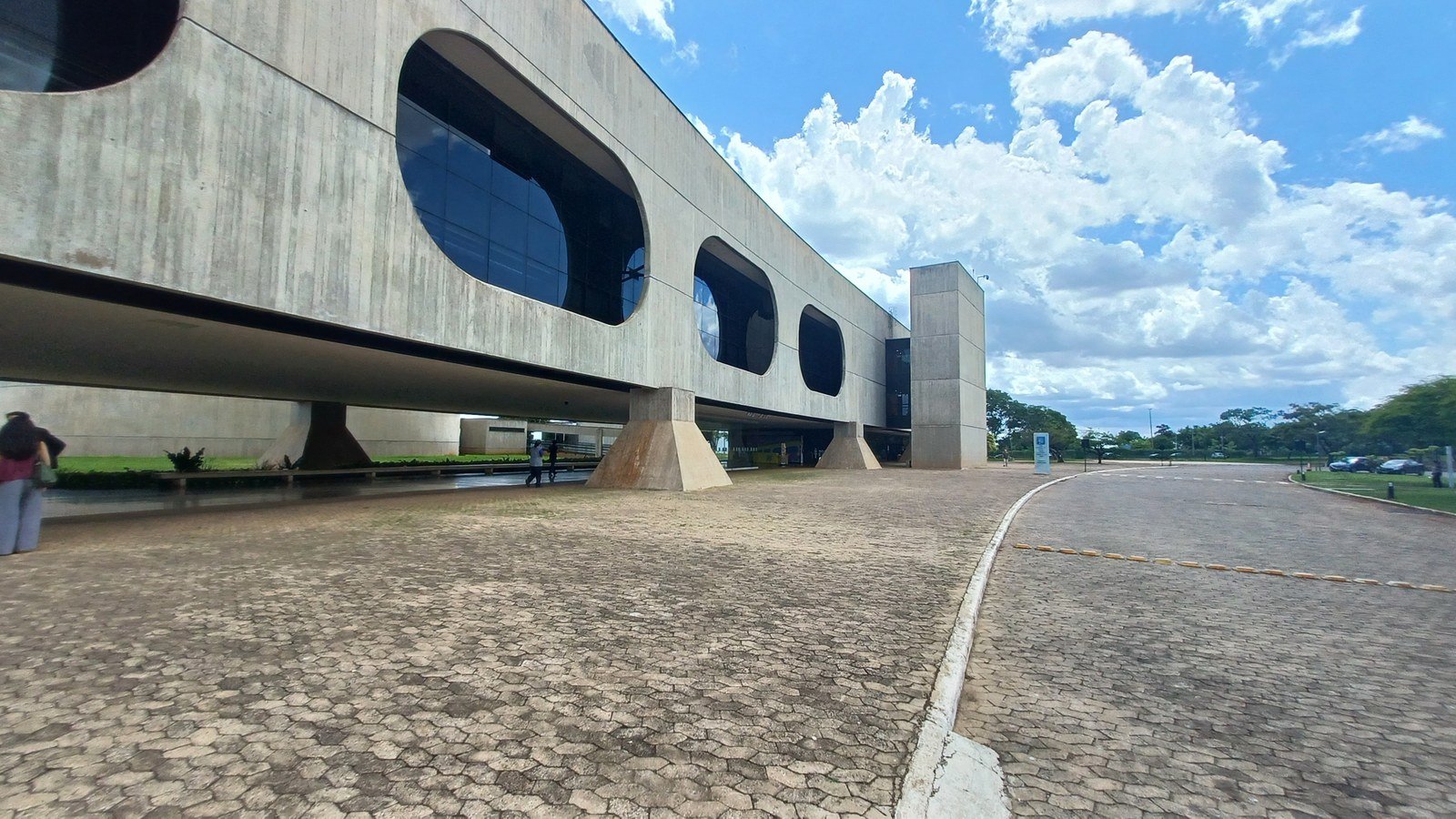 Fachada lateral do Centro Cultural Banco do Brasil de Brasilia com janelas ovais de concreto