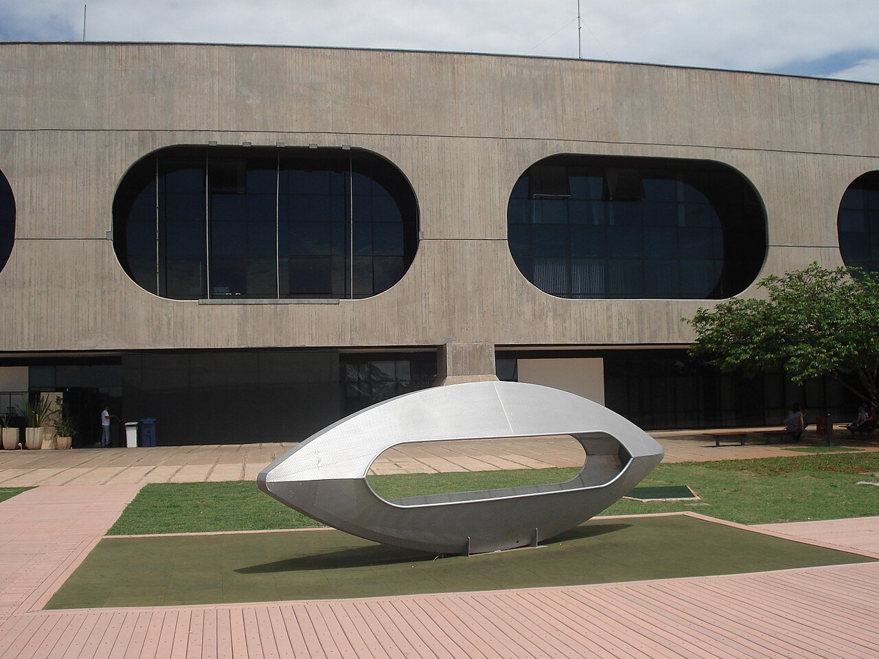 Fachada de concreto do Centro Cultural Banco do Brasil de Brasília com escultura no jardim