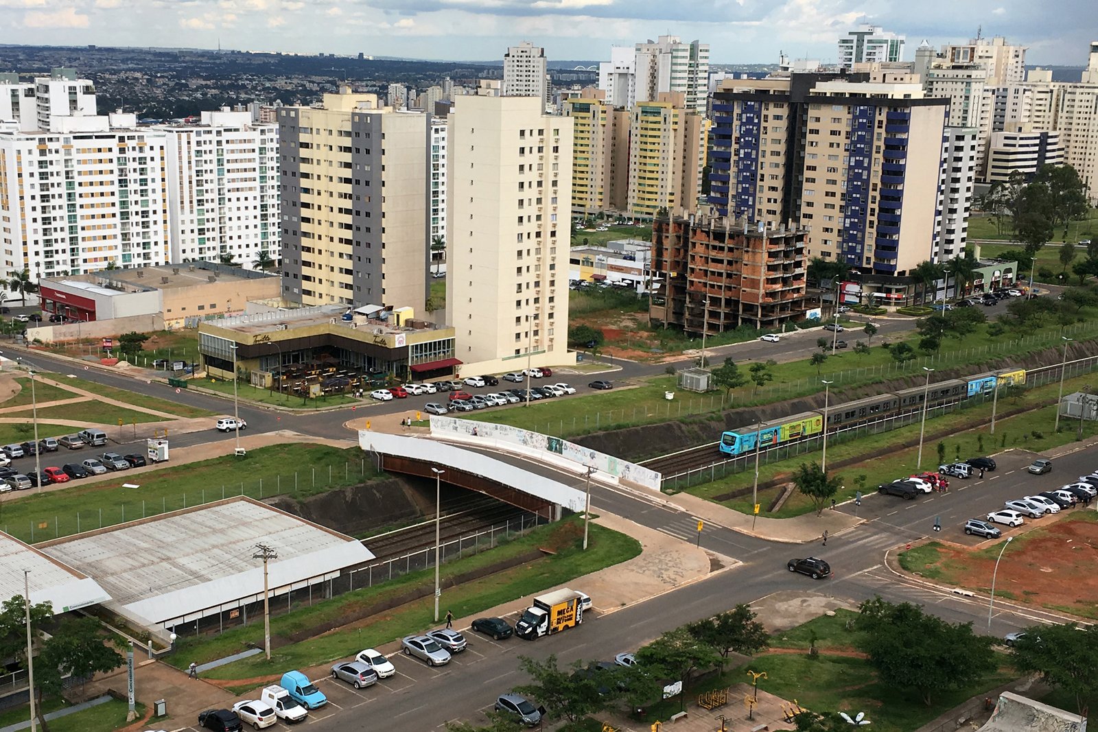 Trem do Metrô-DF passando em trincheira ao lado de edifícios de Águas Claras, em foto de arquivo