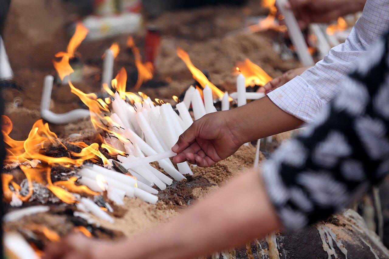 Visitantes acendem velas no cemitério Campo da Esperança, em Brasília, no Dia de Finados (foto de arquivo)