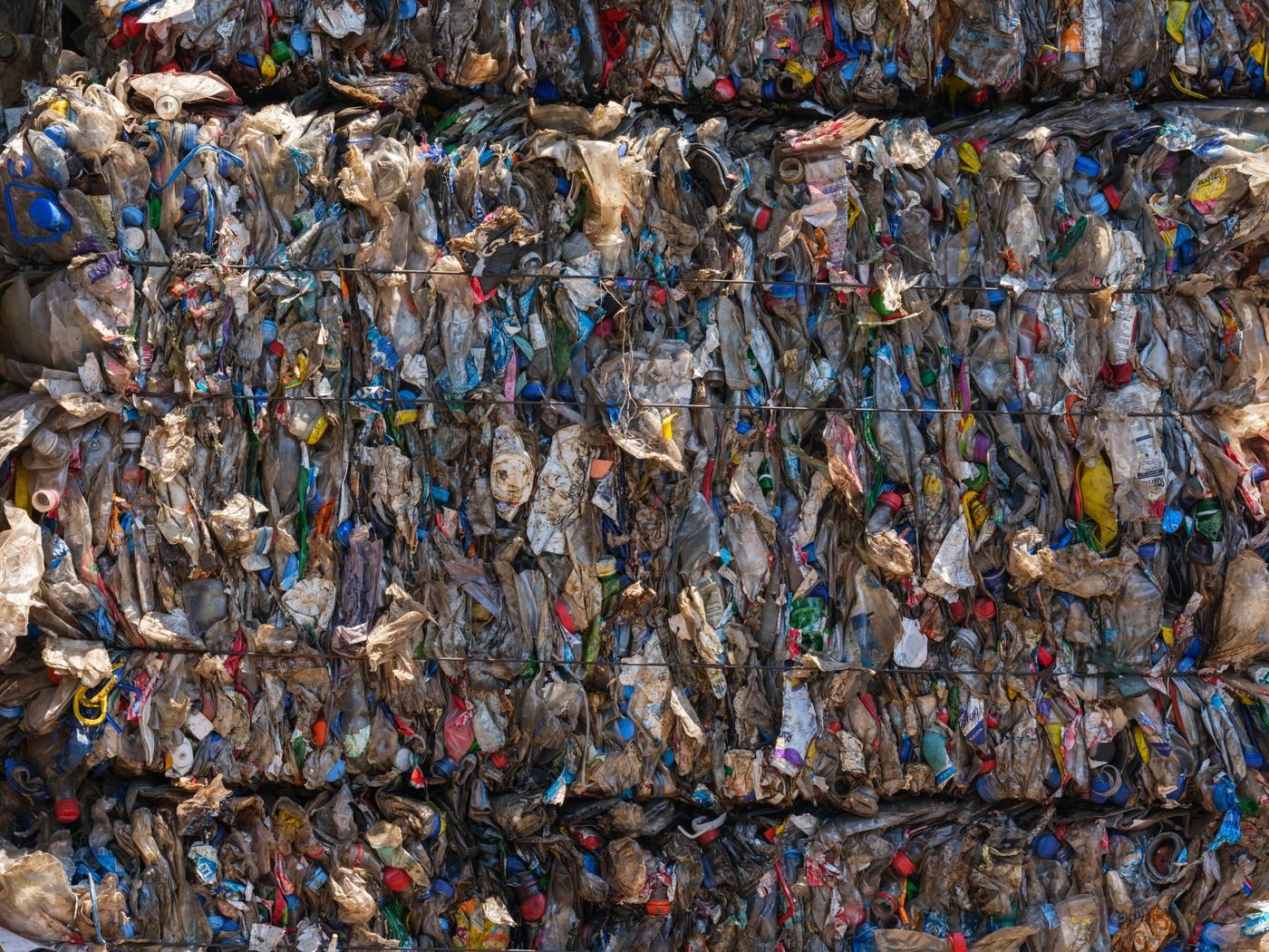 Fardos de plástico prensado empilhados em centro de reciclagem; foto de arquivo, não mostra a Centcoop