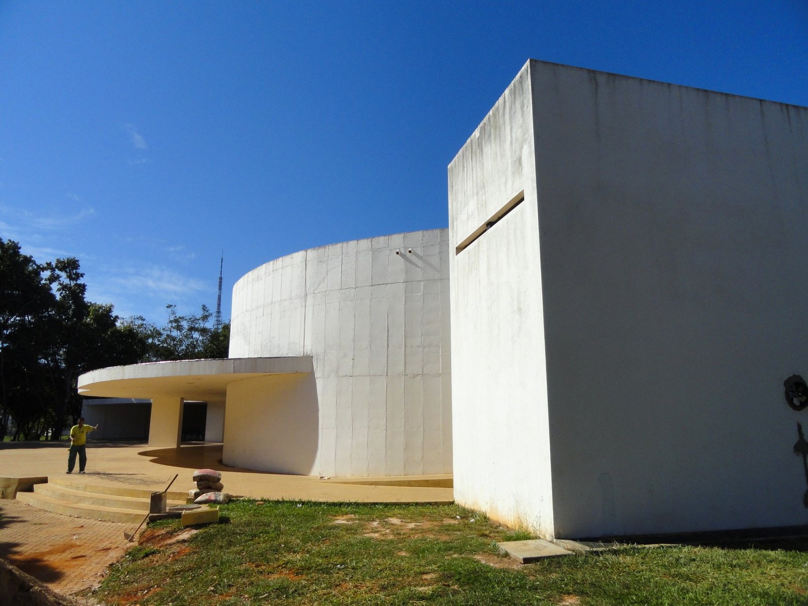 Fachada curva de concreto branco do Clube do Choro de Brasília sob céu azul, em foto de arquivo