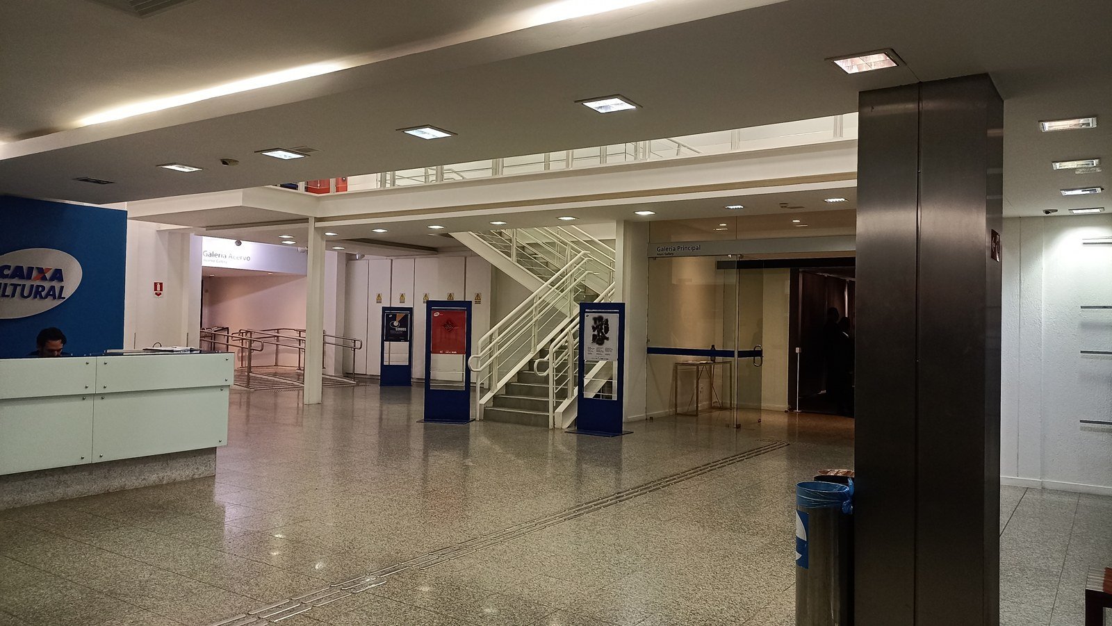 Saguão da Caixa Cultural Brasília, com recepção, escada e entrada da Galeria Principal