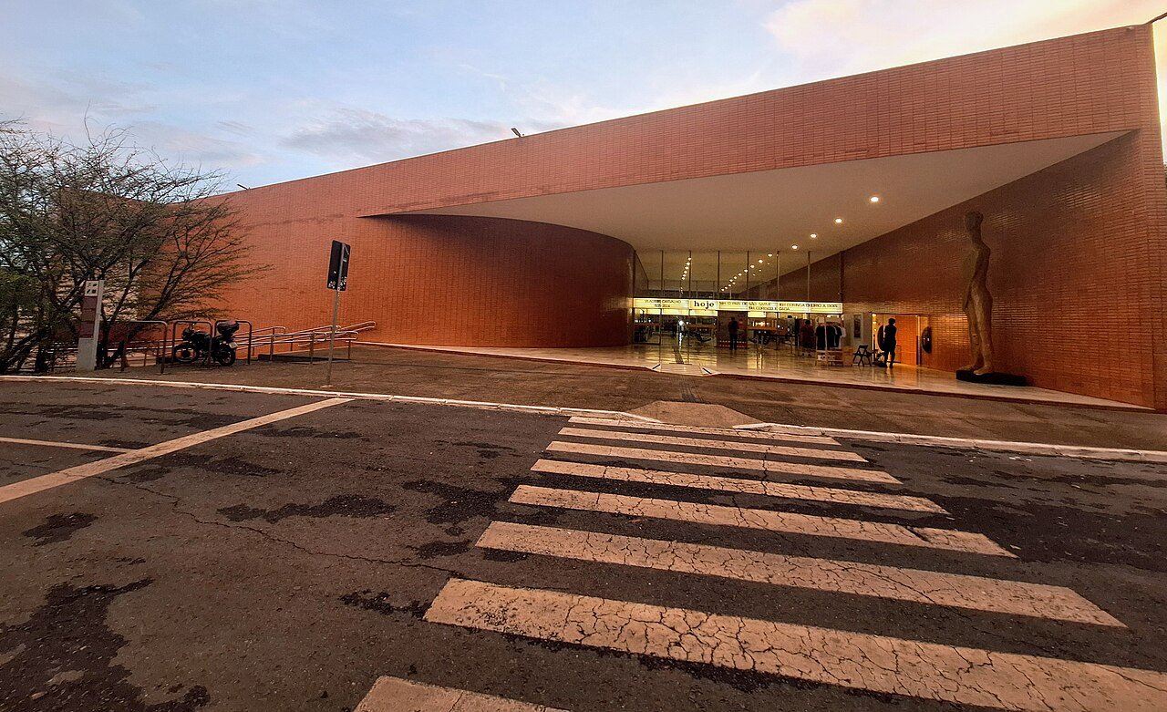 Fachada do Cine Brasília, na Asa Sul, ao entardecer
