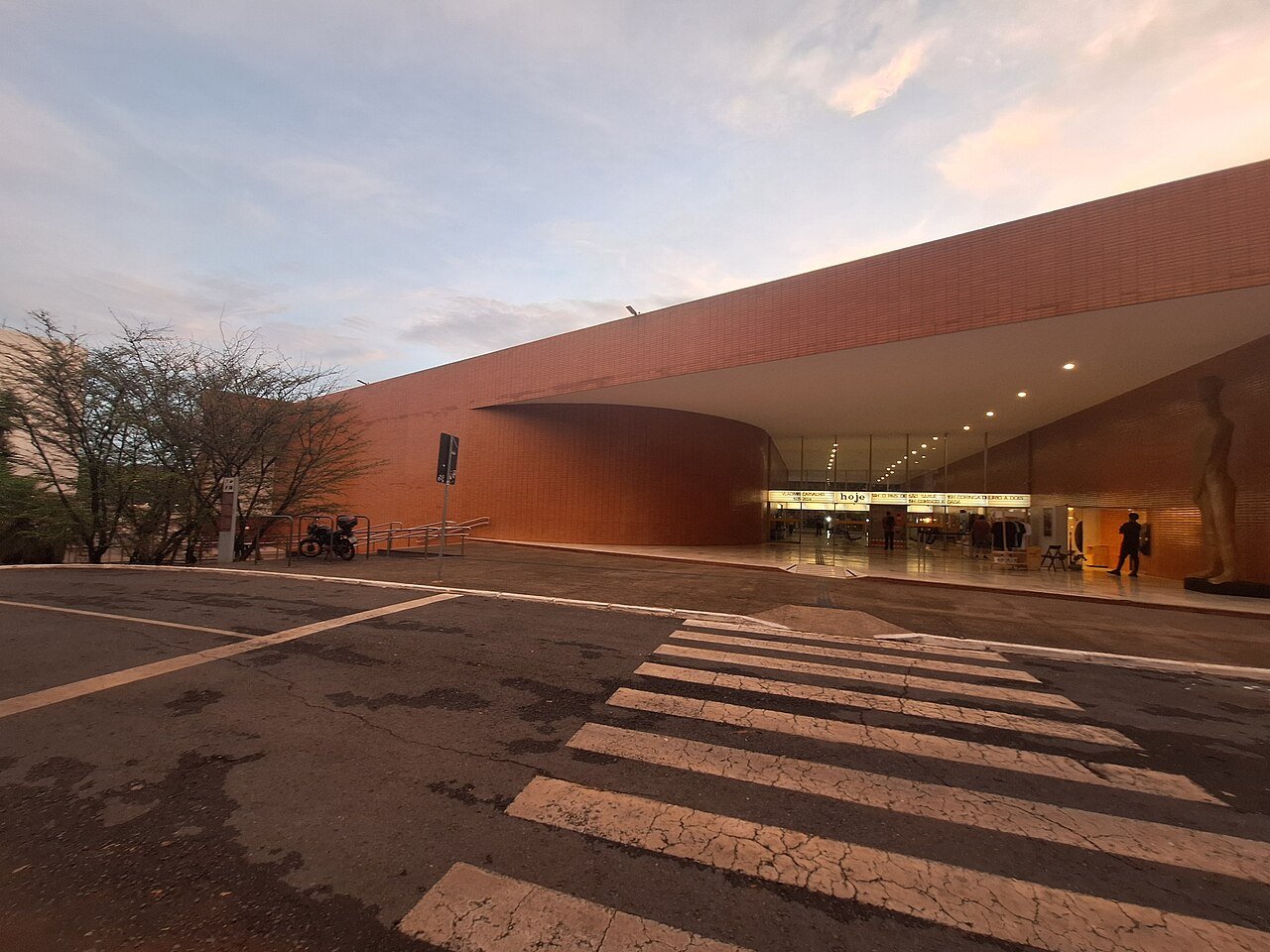 Fachada do Cine Brasília, na Entrequadra Sul 106/107, no fim da tarde