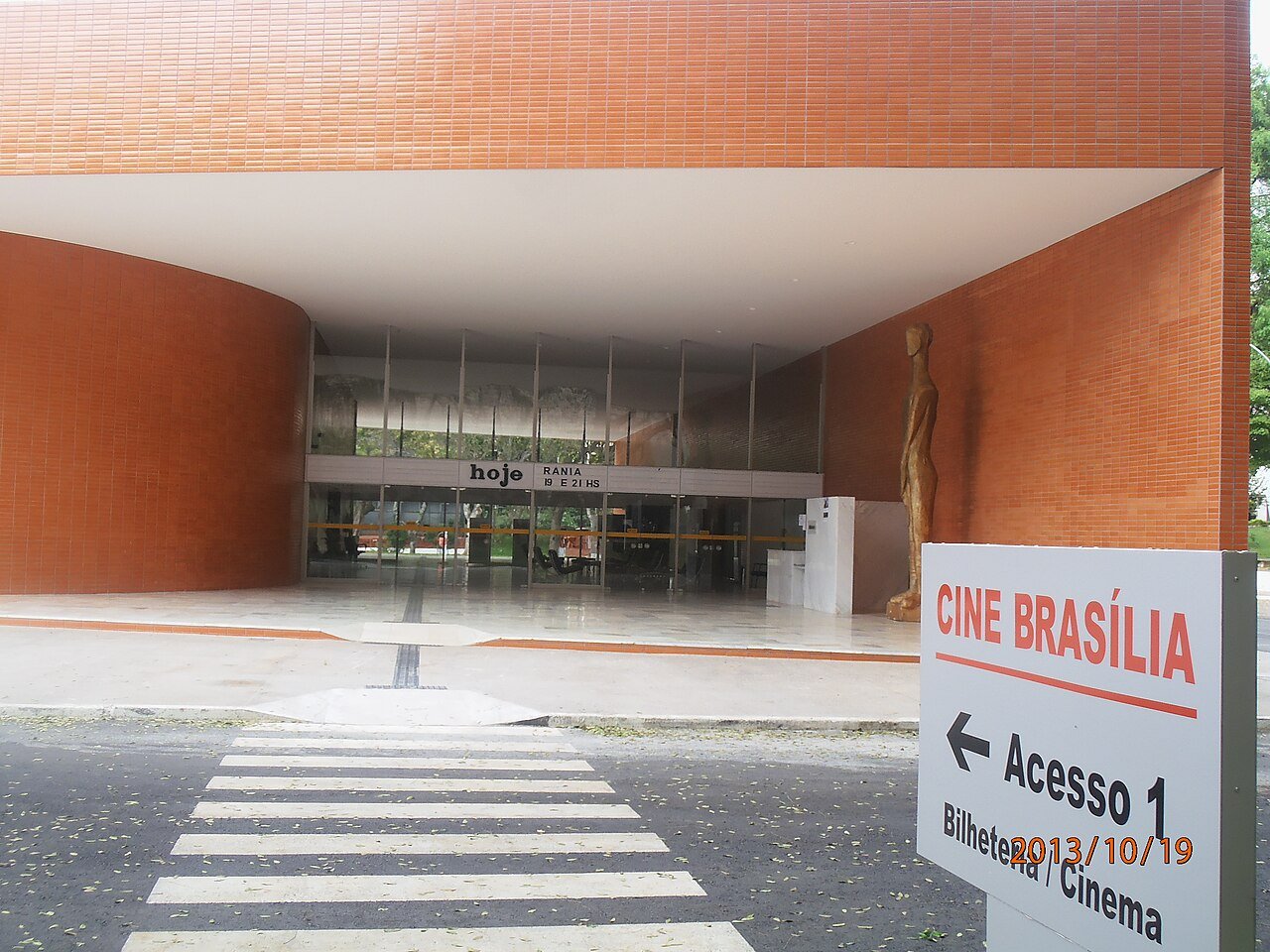 Entrada do Cine Brasília com a placa de acesso à bilheteria