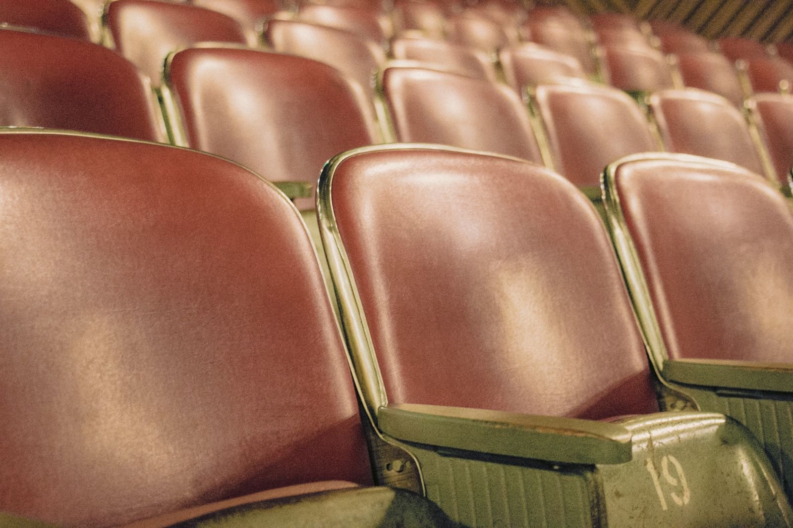 Fileiras de poltronas vermelhas antigas de um cinema, em foto de arquivo sem relação com o Cine Itapuã