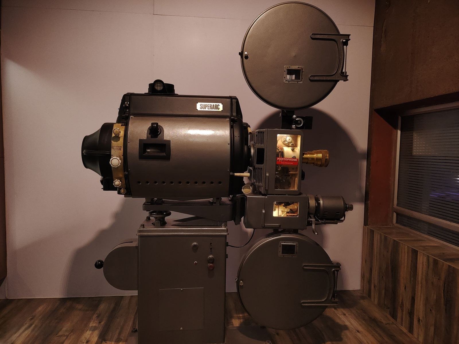 Projetor de cinema antigo da marca Superarc em exposição