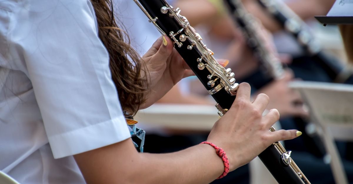 Músico toca clarinete durante apresentação
