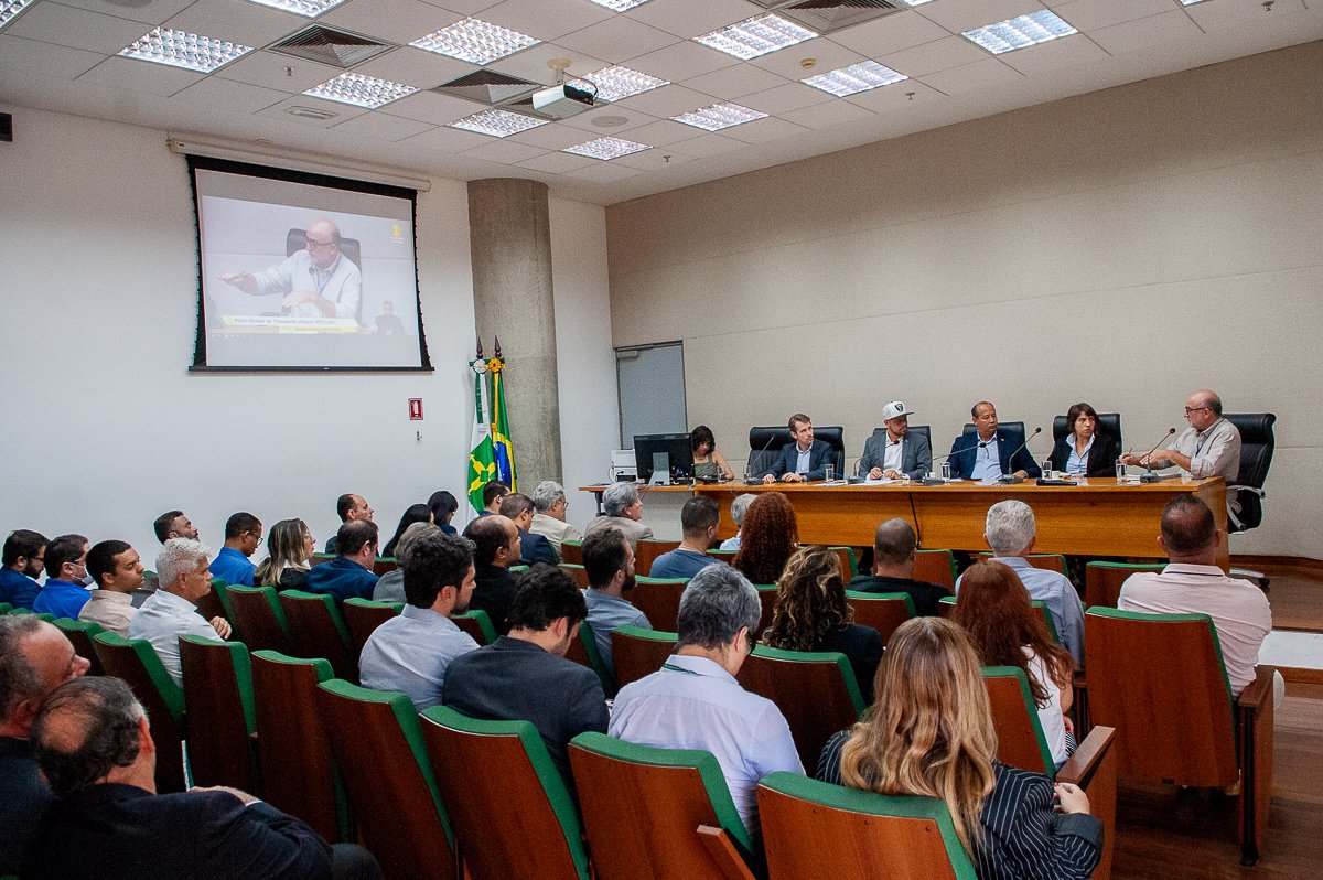 Sessão de comissão na Câmara Legislativa do Distrito Federal, com mesa diretora e plateia ocupada