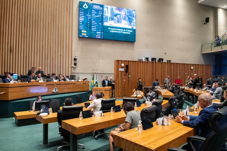Plenário da Câmara Legislativa do Distrito Federal durante a 76ª sessão ordinária, com distritais em suas bancadas