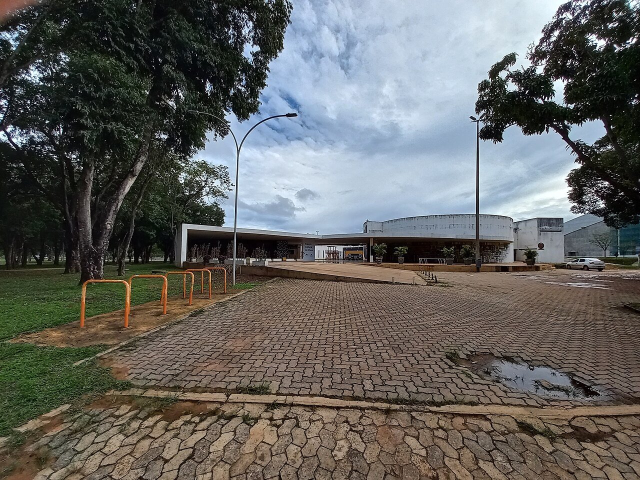 Fachada do Clube do Choro de Brasília vista da área externa arborizada