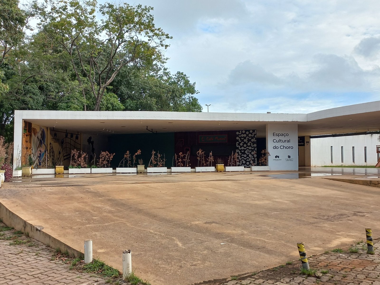 Fachada do Espaço Cultural do Choro, sede do Clube do Choro de Brasília, com painel de notas musicais
