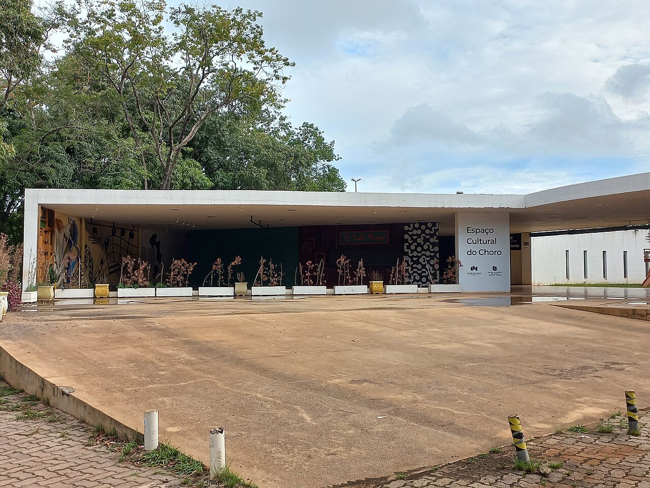 Fachada do Espaço Cultural do Choro, em Brasília, com placa de identificação