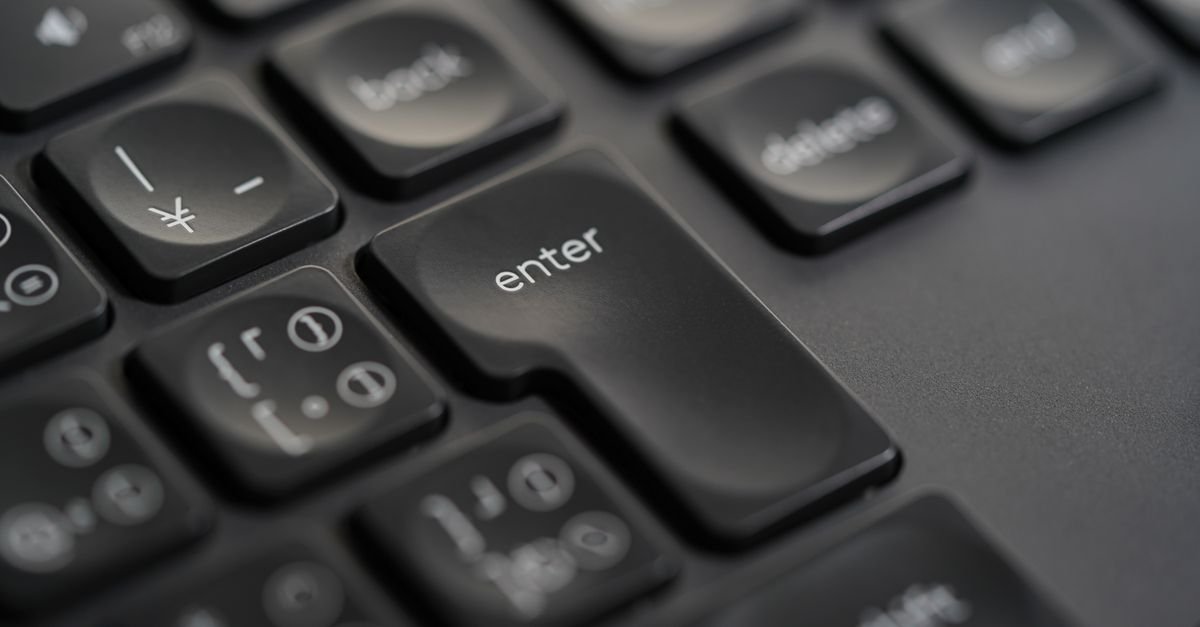 Close-up da tecla enter de um teclado de computador preto