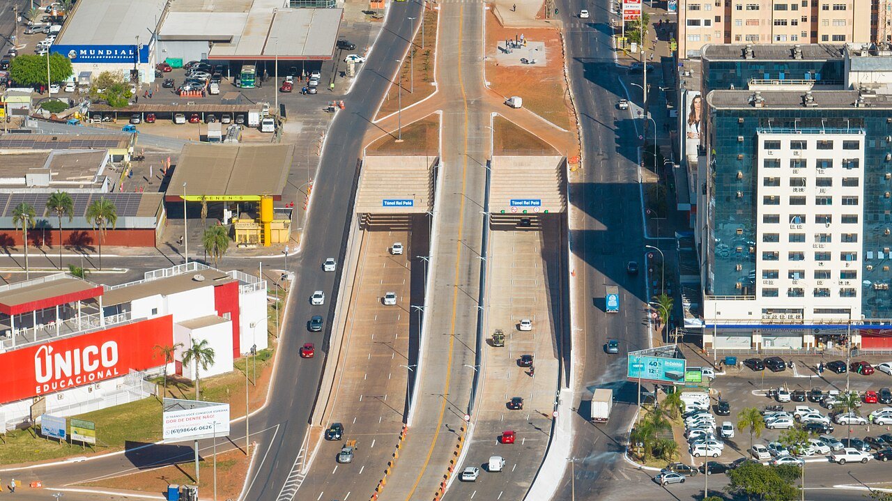 Vista aérea de avenida no centro de Taguatinga, no Distrito Federal, com comércio e trânsito