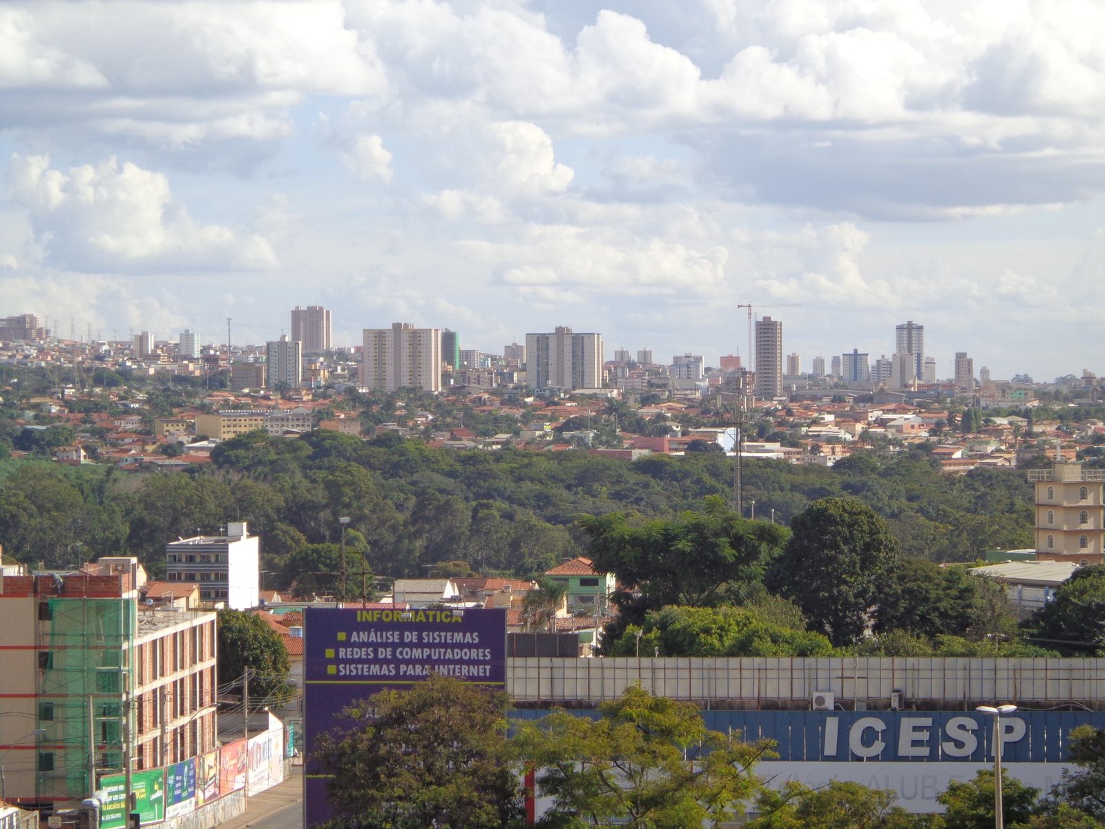 Vista parcial de Samambaia, no Distrito Federal, com prédios ao fundo e área verde